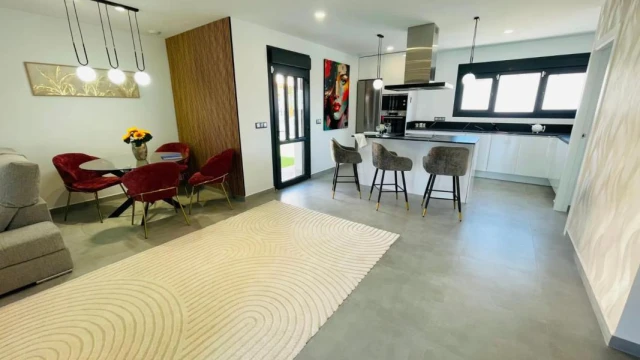 Уникальная возможность! Вилла в лучшем районе Торревьехи, Агуас Нуэвас. Совершенно независимая с участком 850м, частным бассейном и парковкой на 8+ машин.…