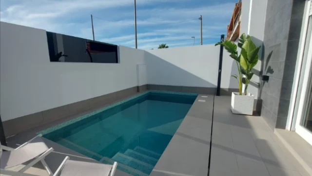 Эксклюзивное новое строительство в Торре-Пачеко: виллы с бассейном, 2-3 спальни, солнечные террасы и максимальной энергоэффективностью.