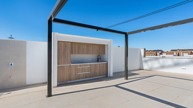 Бунгало с 3 спальнями и бассейном на побережье в Пилар-де-ла-Орадада, Коста-Бланка