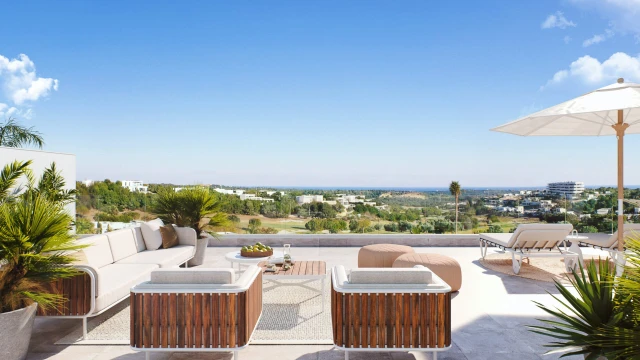 Элитный жилой комплекс с 2-3 спальнями, 2-2,5 ванными комнатами и пентхаусами. Панорамные виды на гольф и море, общий бассейн.