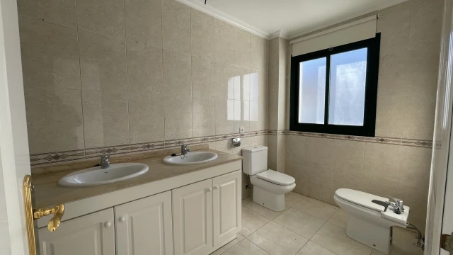 Эксклюзивное жилье в Ломас де Кампоамор: современные апартаменты с бассейном и близостью к…