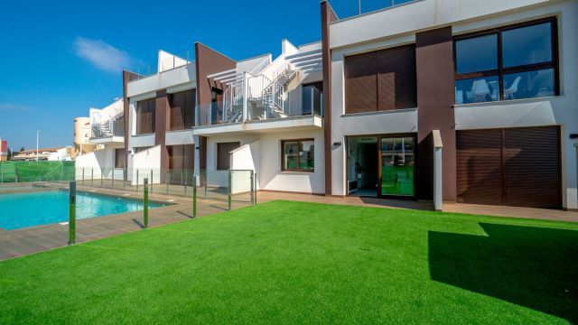 Bungalows de obra nueva en San Pedro del Pinatar con vistas al mar y piscina comunitaria.…