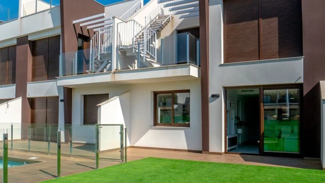 Bungalows de obra nueva en San Pedro del Pinatar con vistas al mar y piscina comunitaria.…