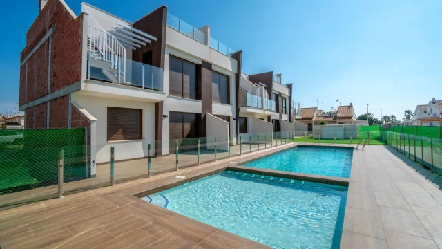 Bungalows de obra nueva en San Pedro del Pinatar con vistas al mar y piscina comunitaria.…