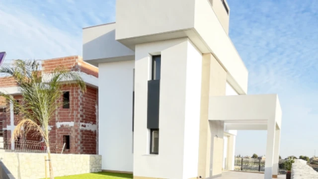 Элитный жилой комплекс рядом с полем для гольфа в Аликанте: уникальная жизненная среда.