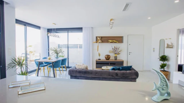 Эксклюзивные виллы с видом на озера в Лос-Монтесинос: комфорт и стиль