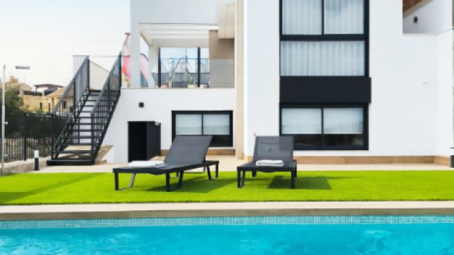 Эксклюзивный жилой комплекс возле поля для гольфа в Аликанте, с 8 современными домами.