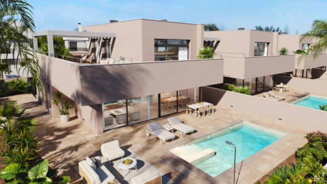 Эксклюзивные дома с садами и бассейном недалеко от гольф-поля. Удобное расположение и высокое качество.