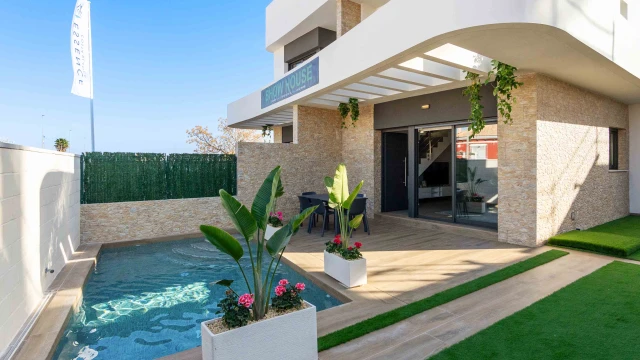 Новый проект в прелестном городке Лос-Монтесинос: дома-дуплексы с 3 спальнями и 3 ванными комнатами.