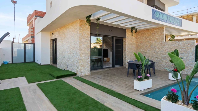 Новый проект в прелестном городке Лос-Монтесинос: дома-дуплексы с 3 спальнями и 3 ванными комнатами.