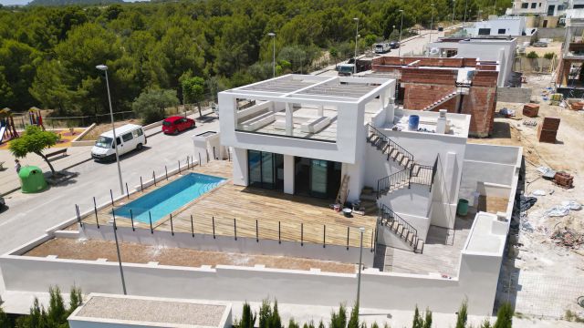 Просторная вилла с садом и бассейном в Полопе