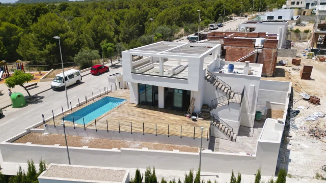 Просторная вилла с садом и бассейном в Полопе