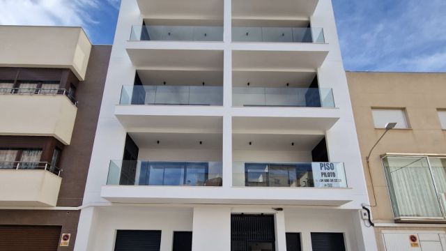 Элитное жилье в центре Аликанте, всего в 5 минутах ходьбы от пляжа. Уникальные дома с 3 спальнями, бассейном и террасами. ¡Идеальное место у моря!…