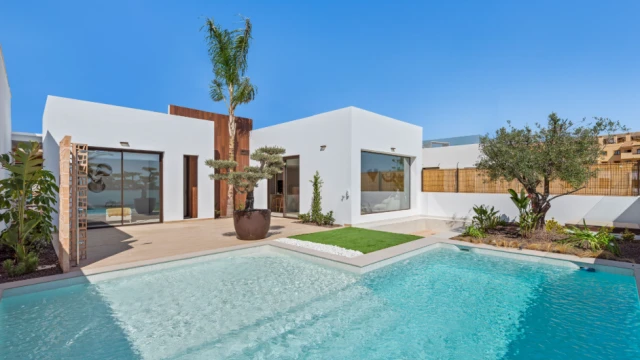 Villas exclusivas en Los Alcázares: diseño mediterráneo y comodidad moderna.