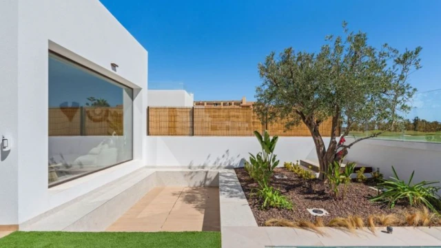 Villas exclusivas en Los Alcázares: diseño mediterráneo y comodidad moderna.