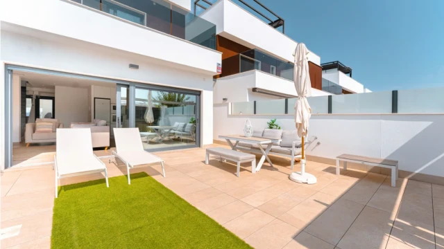 Современные дома с бассейном и солярием в Пилар-де-ла-Орадада, недалеко от Аликанте