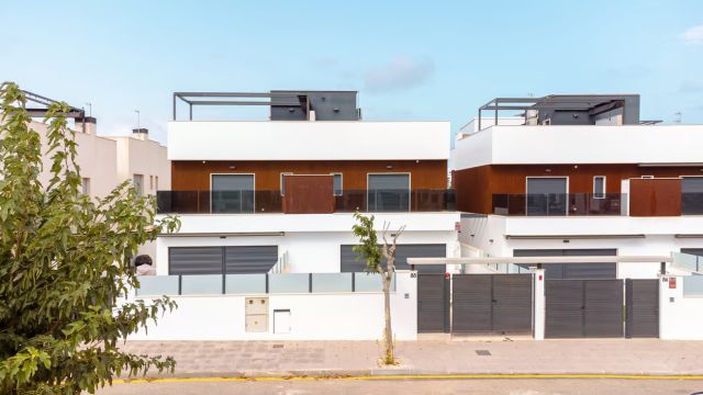 Современные дома с бассейном и солярием в Пилар-де-ла-Орадада, недалеко от Аликанте