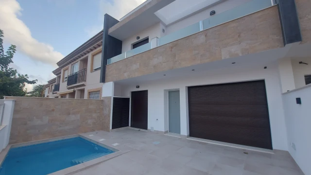 Современные виллы с бассейном и видом на море в Сан-Педро-дель-Пинатар.