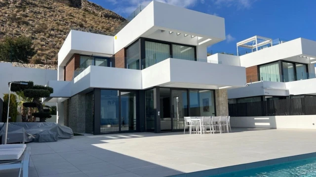 Современная вилла с видом на море в районе Сьерра Кортина