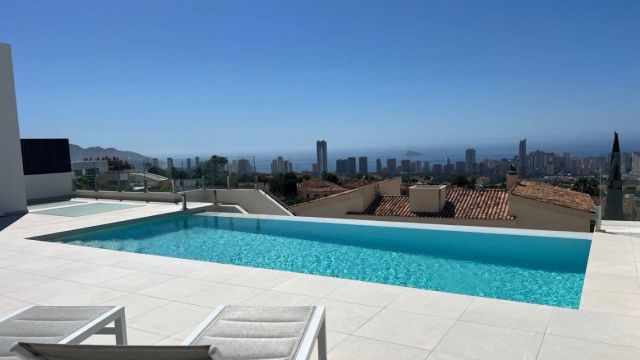 Современная вилла с видом на море в районе Сьерра Кортина