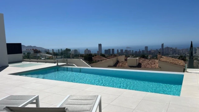 Современная вилла с видом на море в районе Сьерра Кортина