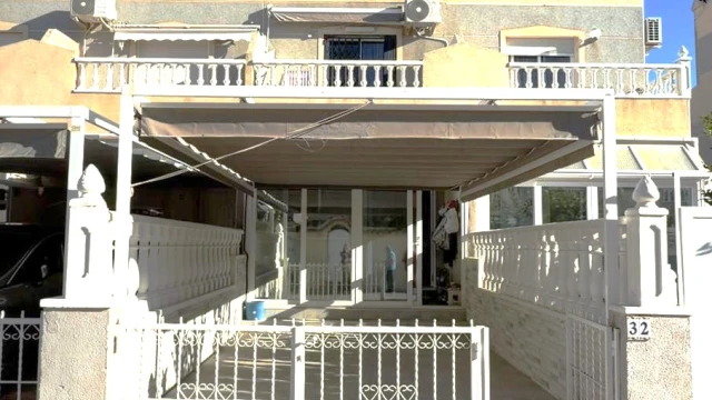 Таунхаус в популярной локации в урбанизации с бассейном