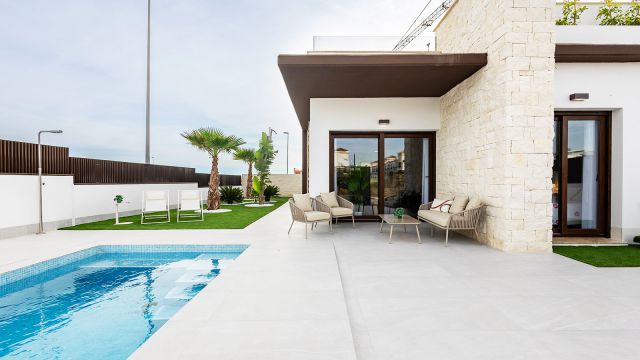 Villa mediterránea moderna con piscina privada y solárium