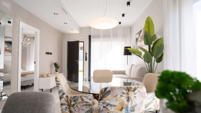 Новые бунгало в Пилар-де-ла-Орадада: современный дизайн, близость к пляжу