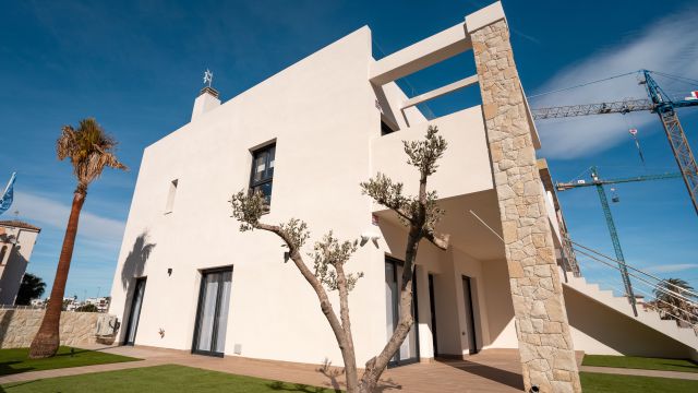 Новые бунгало в Пилар-де-ла-Орадада: современный дизайн, близость к пляжу