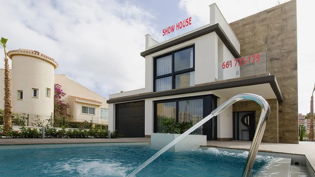 Luxury Seaside Living: Modern Homes Near Pristine Beaches