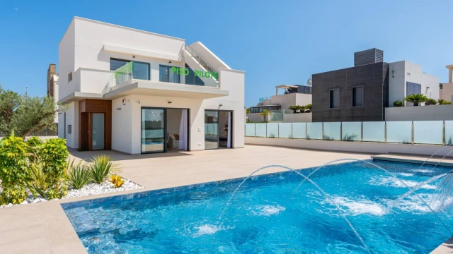 Luxury Seaside Homes: Modern Architecture & Comfort