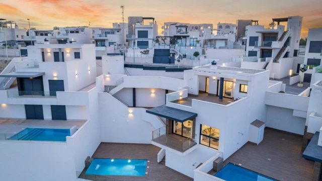 Modern Villas in San Miguel de Salinas with Private Garden and Pool