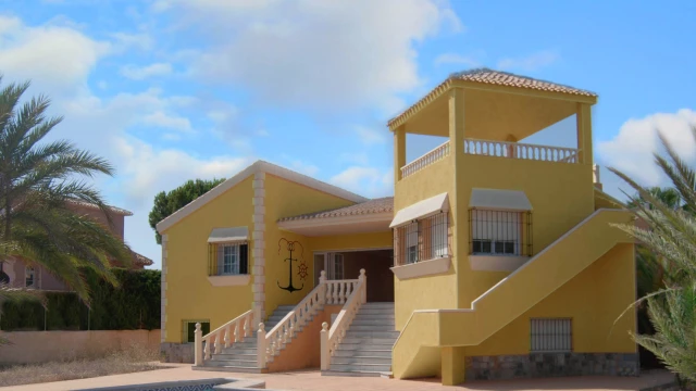 Роскошная вилла с привилегированным расположением у моря в Мурсии: уединение и красота