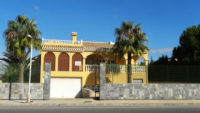 Роскошная вилла с привилегированным расположением у моря в Мурсии: уединение и красота