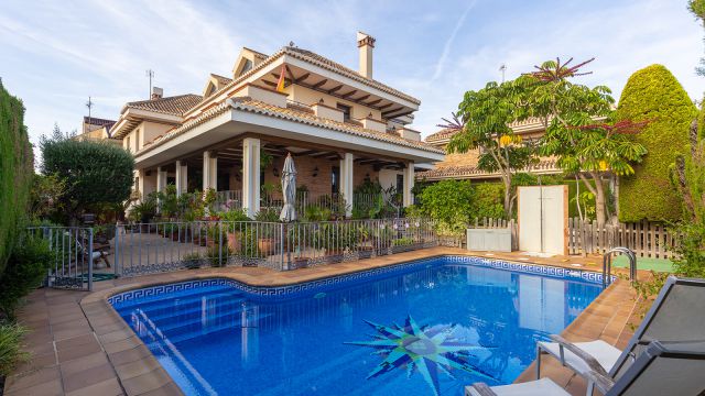 Эксклюзивная вилла с бассейном недалеко от моря в La Veleta, Торревьеха.