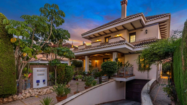 Эксклюзивная вилла с бассейном недалеко от моря в La Veleta, Торревьеха.