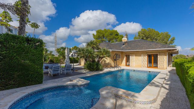 Роскошная вилла в Лас-Филипинас (Вилламартин): приватность, комфорт и прекрасная природа