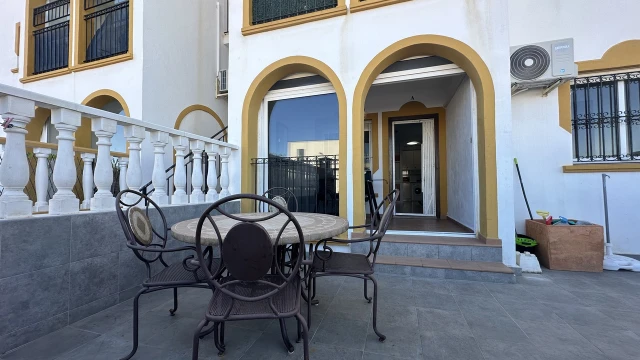 Просторная квартира с садом и бассейном в Ла Зения