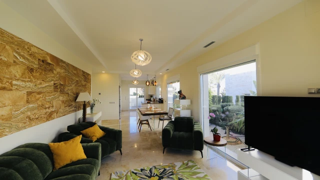 Шикарная вилла с 5 спальнями и бассейном в Ла Зения, недалеко от пляжа