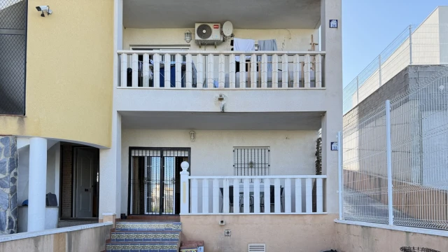 Urokliwe mieszkanie na parterze w Lomas de Cabo Roig - idealne miejsce dla rodzin i inwestorów