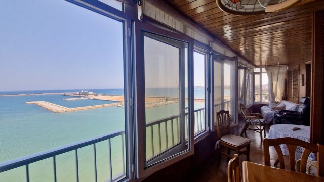 Прекрасная квартира на первой линии с потрясающим видом на море.