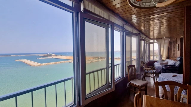 Прекрасная квартира на первой линии с потрясающим видом на море.