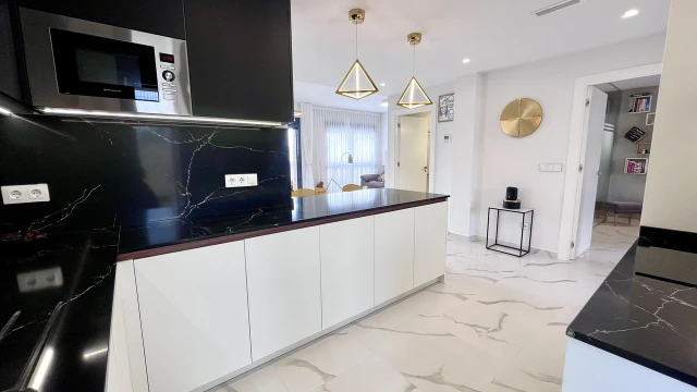 Просторная квартира с 2 спальнями и садом в Сан-Мигель-де-Салинас