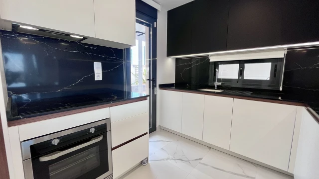 Просторная квартира с 2 спальнями и садом в Сан-Мигель-де-Салинас