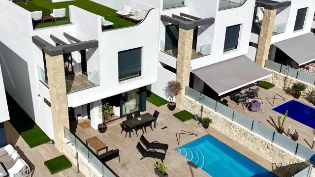 Современная вилла у моря с роскошными удобствами в Пунта-Прима