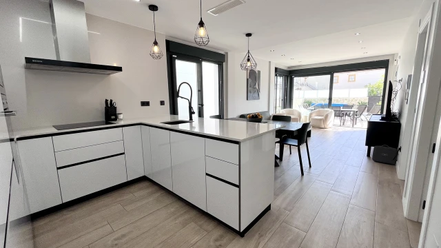 Современная вилла у моря с роскошными удобствами в Пунта-Прима