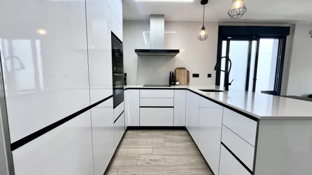 Современная вилла у моря с роскошными удобствами в Пунта-Прима