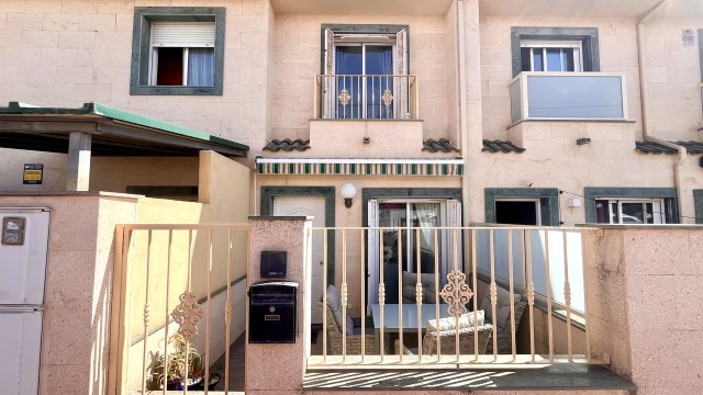 Прекрасный таунхаус на побережье в Ла Мате, с видом на море