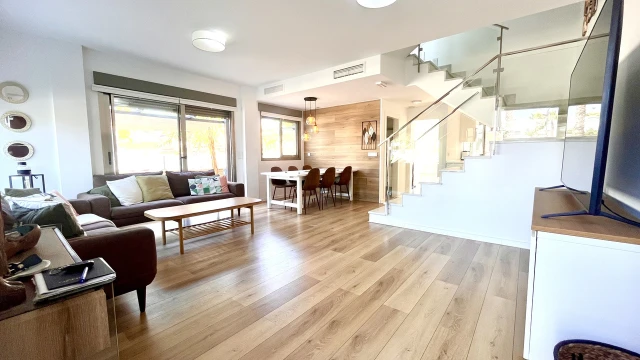 Современный дом у моря с 4 спальнями в Торре-де-ла-Орадада