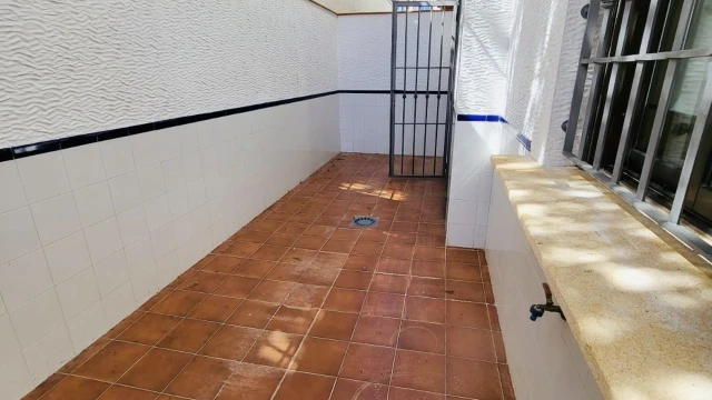 Строение с 3 спальнями, садом и бассейном в продаже